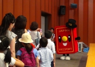（写真11）パスポくんと記念撮影