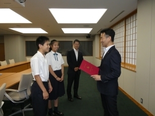 湯﨑広島県知事による岡本外務大臣政務官表敬1