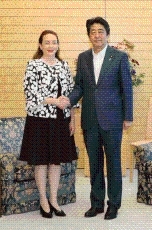 表敬を受ける安倍総理大臣<br>(写真提供:内閣広報室)