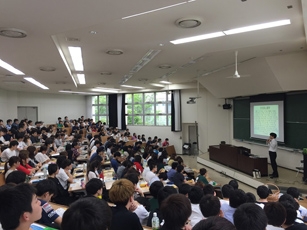 (写真1)外交講座の様子(福島大学)