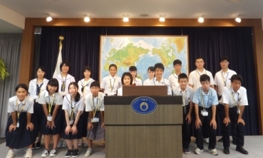 (写真1)和歌山県青少年育成協会の皆さん(記者会見室)