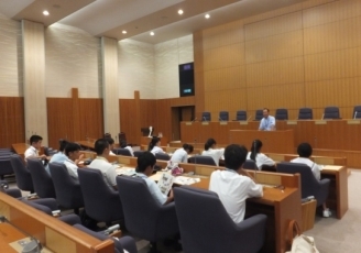 (写真2)和歌山県青少年育成協会の皆さん(国際会議室)