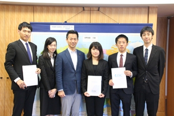 (写真1)日本国際学生協会から岡本外務大臣政務官への政策提言の提出(集合写真)
