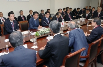 日本企業関係者等との懇談<br>(写真提供:内閣広報室)