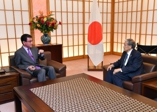 ミネタ全米日系人博物館理事長一行による河野外務大臣表敬2