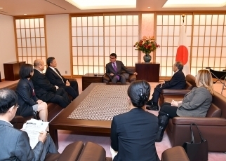 ミネタ全米日系人博物館理事長一行による河野外務大臣表敬3