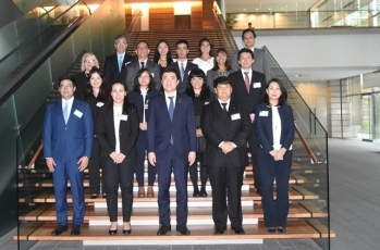 中南米日系人招へいプログラム一行による野上内閣官房副長官表敬1