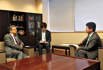 (写真2)パキスタンは日本との関係を重視している旨述べ,要人往来を通して二国間関係が一層強化されていることを歓迎しました。