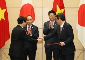 文書交換式<br>(写真提供:内閣広報室)