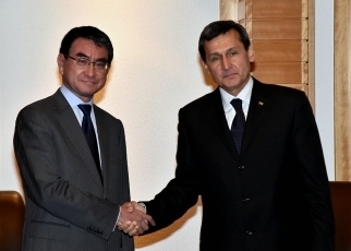 河野外務大臣とメレドフ・トルクメニスタン副首相兼外務大臣との昼食会1