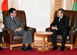 河野外務大臣とメレドフ・トルクメニスタン副首相兼外務大臣との昼食会2