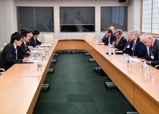シュワルツBENS(Business Executives for National Security)会長兼CEO(元米空軍参謀総長)一行による佐藤外務副大臣表敬1