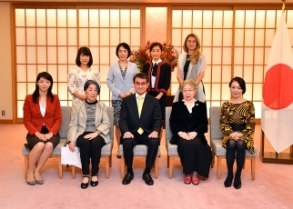 河野外務大臣と女性起業家の交流会1