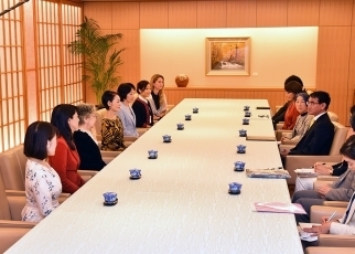 河野外務大臣と女性起業家の交流会2