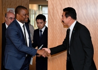 佐藤外務副大臣とトネラ・モザンビーク鉱物資源エネルギー大臣との会談1