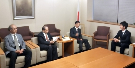 在日中国人学者による鈴木外務大臣政務官表敬2