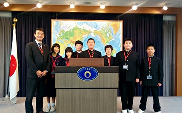 (写真1)松戸市立古ヶ崎中学校の皆さん(記者会見室)