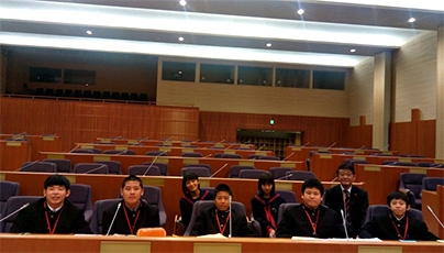 (写真2)松戸市立古ヶ崎中学校の皆さん(国際会議室)
