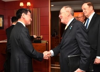 河野外務大臣とアレクサンダー米国連邦上院保健・教育・労働・年金委員長一行との朝食会1