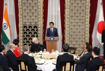 総理大臣夫妻晩餐会で挨拶する安倍総理大臣<br>(写真提供:内閣広報室)