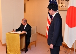 ソーンベリー米国下院軍事委員会委員長による河野外務大臣表敬3