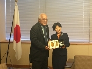 阿部外務副大臣とロバート・ミクロネシア外務大臣との会談1
