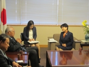 阿部外務副大臣とロバート・ミクロネシア外務大臣との会談3