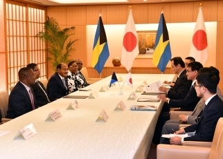 河野大臣とターンクエスト・バハマ副首相との会談