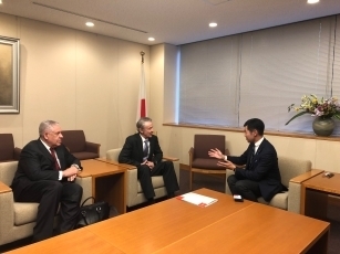 ラフルアー在日米国商工会議所会長による辻外務大臣政務官表敬2