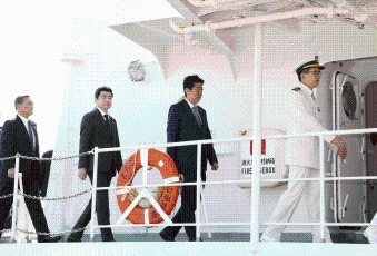 巡視船えちごを視察のため乗船する安倍総理大臣