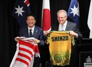 両国のラグビー代表のユニフォームを交換する安倍総理大臣とモリソン・オーストラリア首相