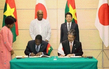 署名式に立ち会う両首脳<br>(写真提供:内閣広報室)