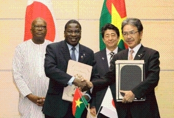署名式に立ち会う両首脳<br>(写真提供:内閣広報室)