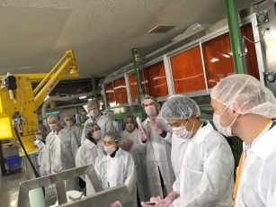 (写真4)西山製麺での視察