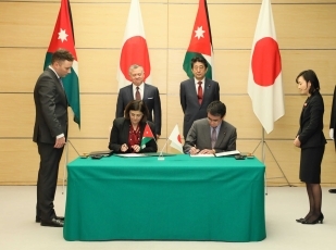 署名式に立ち会う両首脳<br>(写真提供:内閣広報室)