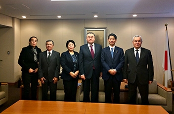 (写真1)「中央アジア+日本」対話・第13回高級実務者会合(SOM)参加者による山田外務大臣政務官表敬