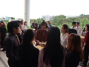 （写真1）シンガポール国立大学日本研究学科及び語学教育研究センターとの懇談の様子
