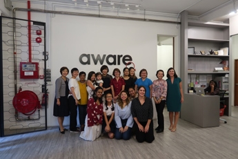 （写真4）Association Women for Action and Researchとの懇談の様子