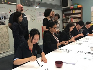 （写真5）日本語履修生による習字の実演