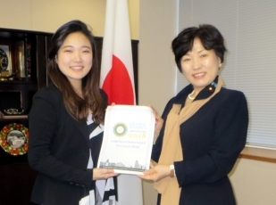岡部Girls20サミット日本代表による阿部外務副大臣表敬1