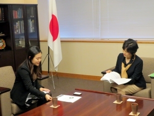 岡部Girls20サミット日本代表による阿部外務副大臣表敬2