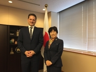 クレヘンビュール国連パレスチナ難民救済事業機関事務局長による阿部外務副大臣表敬