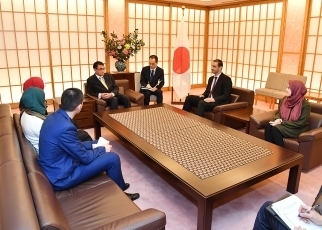 パレスチナICT招へい者5名による河野外務大臣表敬2