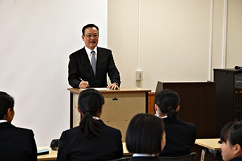 （写真1）高校講座の様子（球磨中央高等学校／球磨商業高等学校）