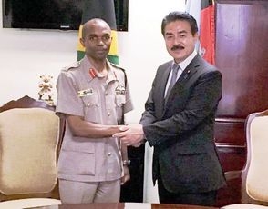 ミード・ジャマイカ軍参謀総長との意見交換1