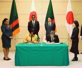 署名式に立ち会う両首脳<br>(写真提供:内閣広報室)