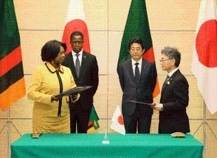 署名式に立ち会う両首脳<br>(写真提供:内閣広報室)