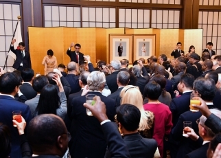 河野外務大臣夫妻主催天皇誕生日祝賀レセプションの開催