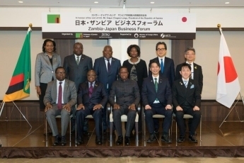 ルング大統領(前列中央)及びザンビア閣僚との集合写真<br>(写真提供:JETRO)