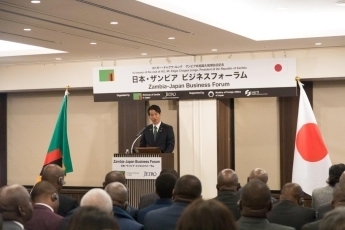 挨拶する山田政務官<br>(写真提供:JETRO)